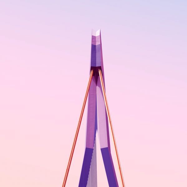 Moderne Brücke vor rosa Himmel