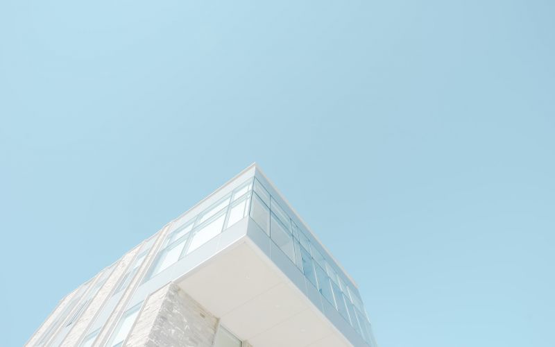 Moderne Architektur vor hellblauem Himmel