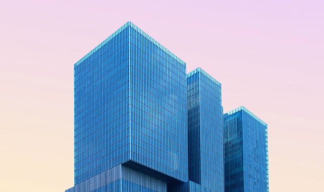 Moderne Architektur vor rosa Himmel