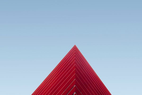 Moderne rote Architektur vor blauem Himmel